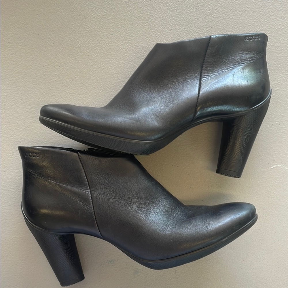ECCO Women's Black Leather Ankle Boots size 10